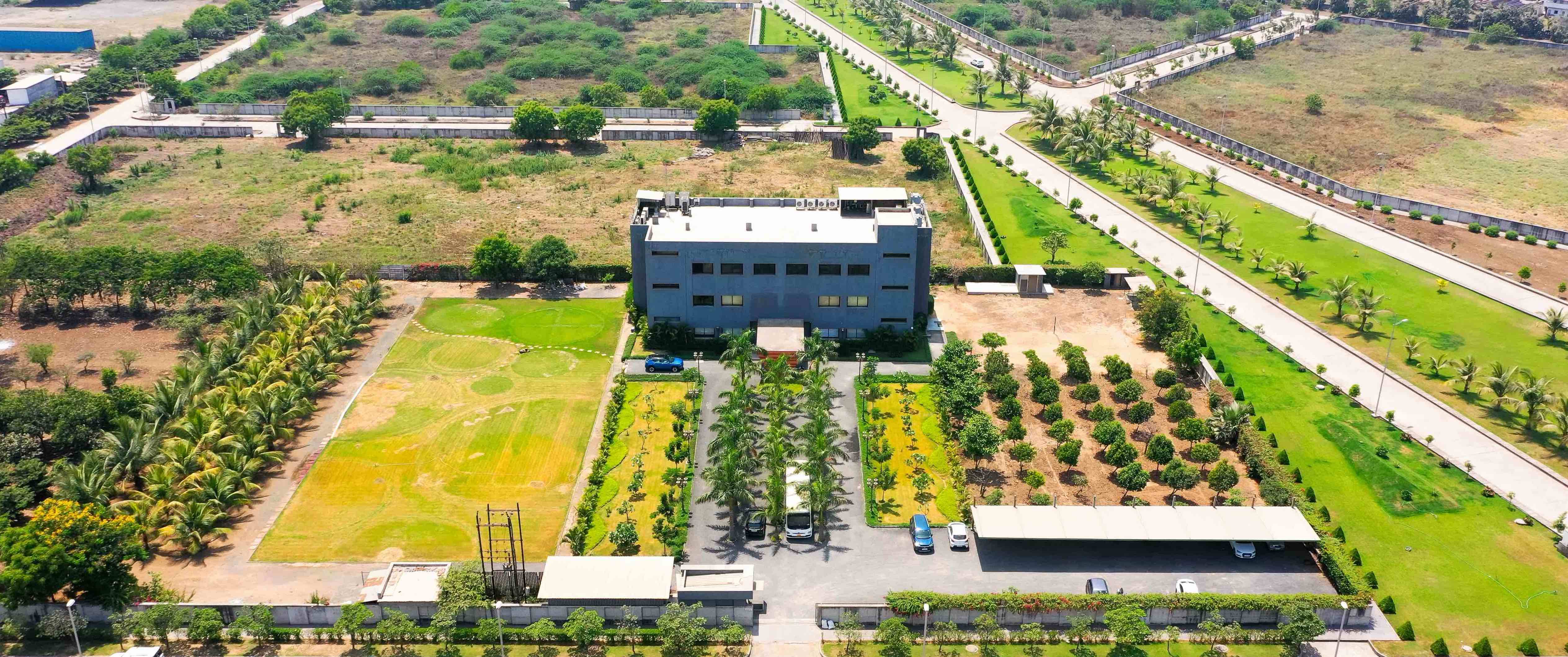 SRKay team working together